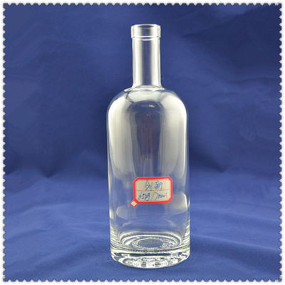 Botella de vodka de 750 ml con textura helada y material de vidrio blanco cristalino