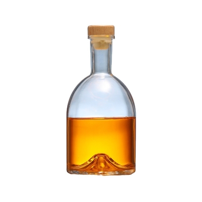 Botella redonda de vidrio vacío de tequila, ginebra, whisky y vodka con material blanco cristalino