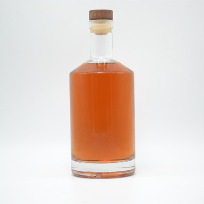 Botella de vodka de 750 ml con textura helada y material de vidrio blanco cristalino