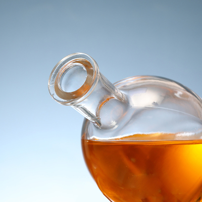 Botella redonda de vidrio vacío de tequila, ginebra, whisky y vodka con material blanco cristalino