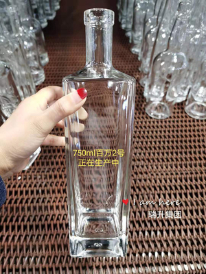 Botella de vidrio de 750 ml de forma cuadrada para ginebra personalizada, ron, whisky, vodka, bebidas alcohólicas y licores