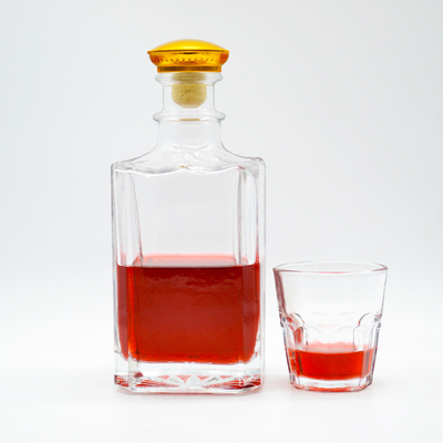 Botella de vidrio vacía de material blanco cristalino de 500 ml de capacidad para vodka whisky vino a granel