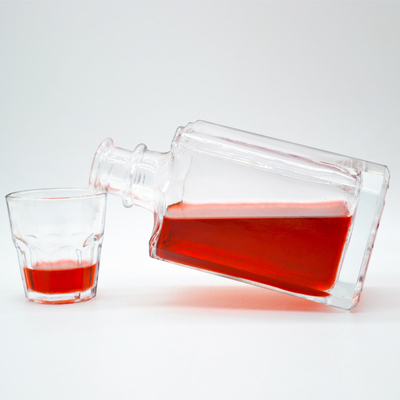 Botella de vidrio vacía de material blanco cristalino de 500 ml de capacidad para vodka whisky vino a granel