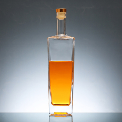 Botella de vidrio de 750 ml de vodka con tapón y material transparente