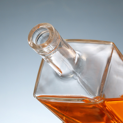 Botella de vidrio de 750 ml de vodka con tapón y material transparente