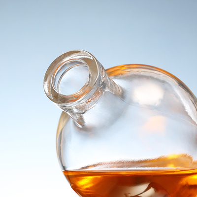 Botella de vidrio de 750 ml de vodka con tapón y material transparente