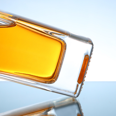 Botella de vidrio de 750 ml de vodka con tapón y material transparente