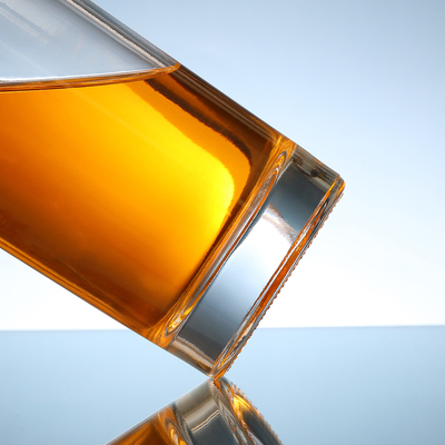 Botella de vidrio de 750 ml de vodka con tapón y material transparente