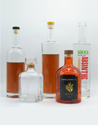 Un escudo de whisky helado azul claro en forma de botella de ginebra vacía de 700 ml para alcohol