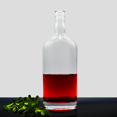 Un escudo de whisky helado azul claro en forma de botella de ginebra vacía de 700 ml para alcohol