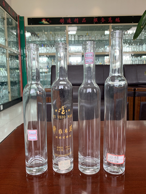 Un escudo de whisky helado azul claro en forma de botella de ginebra vacía de 700 ml para alcohol