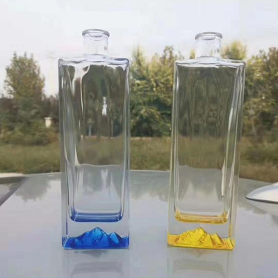 Diseño personalizado 500ml 750ml Botella de vidrio cuadrado de vodka con tapa