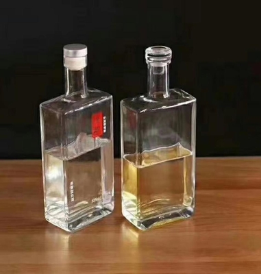 Diseño personalizado 500ml 750ml Botella de vidrio cuadrado de vodka con tapa