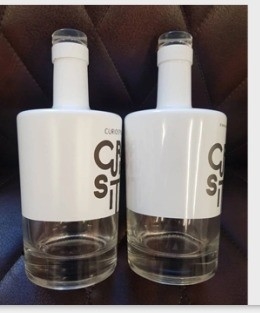 Botella de bebida de vidrio Super Flint de 750 ml en blanco y negro mate con etiqueta personalizada