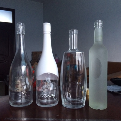 Botella de bebida de vidrio Super Flint de 750 ml en blanco y negro mate con etiqueta personalizada