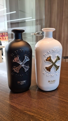 Botella de bebida de vidrio Super Flint de 750 ml en blanco y negro mate con etiqueta personalizada