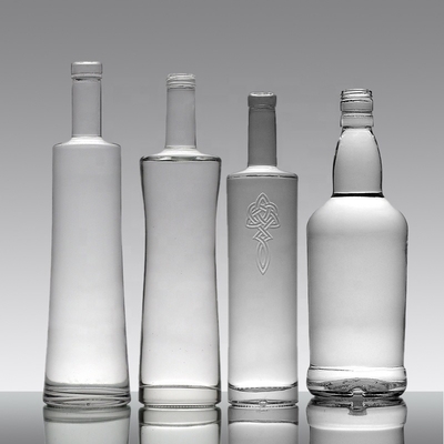 Botellas de licor de vidrio de 750 ml aceptables OEM / ODM para etiquetas metálicas Ron Whiskey Vodka