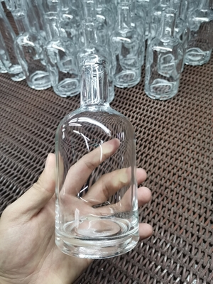 Whisky vacío alcohol vino espirituoso ginebra botella de vodka 500ml 700ml 750ml con condiciones CIF