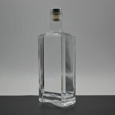 Botella de vidrio de whisky cuadrada de 700 ml con material de vidrio blanco cristalino y estilo en relieve