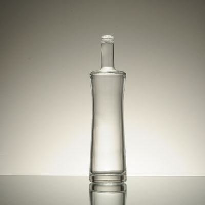 Botella de vidrio de whisky cuadrada de 700 ml con material de vidrio blanco cristalino y estilo en relieve
