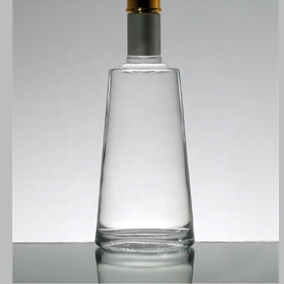 Botella de vidrio de whisky cuadrada de 700 ml con material de vidrio blanco cristalino y estilo en relieve