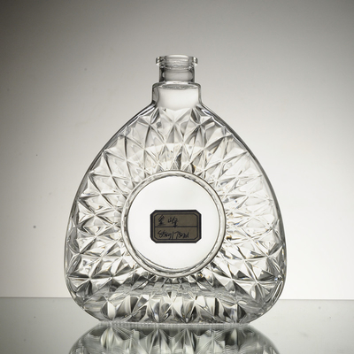Botella de vidrio de whisky cuadrada de 700 ml con material de vidrio blanco cristalino y estilo en relieve