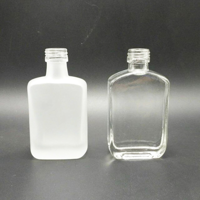 Botella de vidrio de whisky cuadrada de 700 ml con material de vidrio blanco cristalino y estilo en relieve