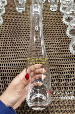 Impresión del logotipo del cliente Botellas de vidrio congelado transparente de 750 ml para licor alcohol whisky ginebra vodka