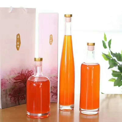 Aceite de oliva blanco Tequila Whiskey Alcohol Botella de licor de vodka en forma de V con tapa de tornillo