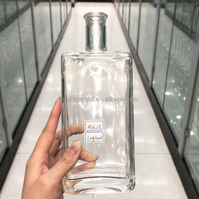 Bebidas industriales de gama alta Cuadrado tallado Liquor Tequila Boston Botella de vidrio con tapa