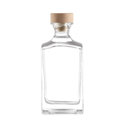 Botella de vodka cuadrada de 500 ml 700 ml 750 ml en material de vidrio de súper sílex para agua mineral