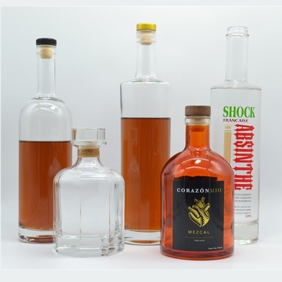 Botella de licor de vidrio para bebidas industriales de 750 ml con superficie de pulverización de color y calcomanía