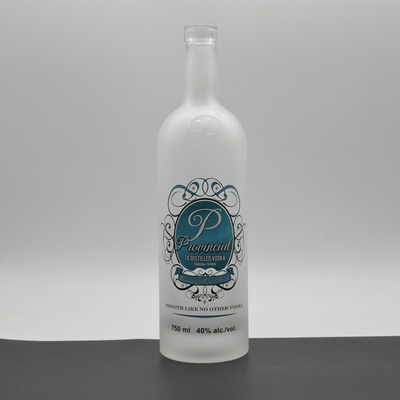 Impresión de pantalla de hombro redonda personalizada Botella de vidrio blanco helado para 750 ml de vodka alcohólica