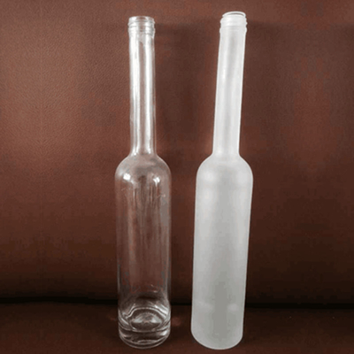 Botella de vidrio transparente de 750 ml hecha de material de vidrio de súper sílex para whisky