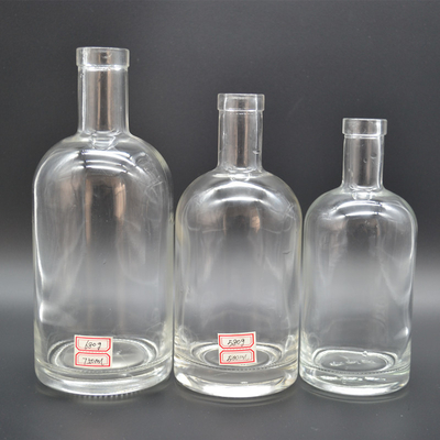 Botella de vidrio transparente de 750 ml hecha de material de vidrio de súper sílex para whisky