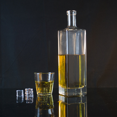 Botella clásica de whisky de 700 ml con tapón de vidrio Material del cuerpo Super material de vidrio de pedernal