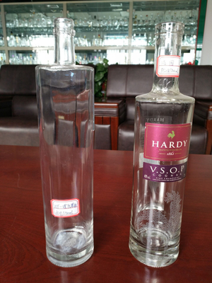 Botella de vidrio de 750 ml de Brandy Whiskey Gin con material de Super Flint y diseño personalizado