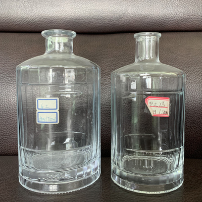 Botella de vidrio de vino con logotipo en relieve de 750 ml en color claro para whisky de marca
