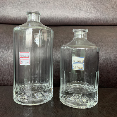 Botella de vidrio de vino con logotipo en relieve de 750 ml en color claro para whisky de marca
