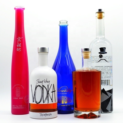 Botella de vidrio de vodka de 750 ml con manipulación de superficie decal y impresión en aerosol de color cristalino