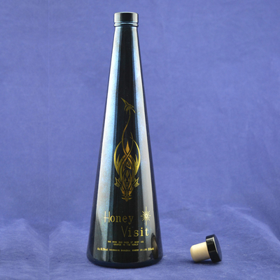 Botella de vidrio de whisky de 750 ml de etiqueta negra con superficie decal y sistema de cierre de corcho