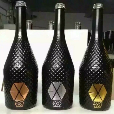 Botella de vidrio de whisky de 750 ml de etiqueta negra con superficie decal y sistema de cierre de corcho