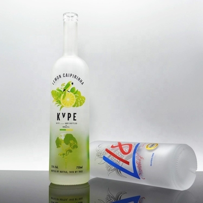 Botella de vidrio de whisky vodka de 700 ml con material de cristal y aspecto sofisticado