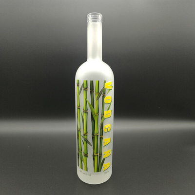 Botella de vidrio de whisky vodka de 700 ml con material de cristal y aspecto sofisticado