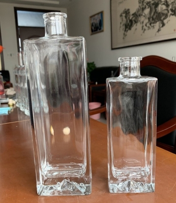 Material de vidrio Super Flint Impresión personalizada Botella de vidrio cuadrada para botella de ginebra de lujo