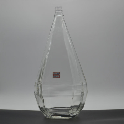 Botella de vidrio de estampado en caliente de proceso profundo para vino en forma de gota de agua