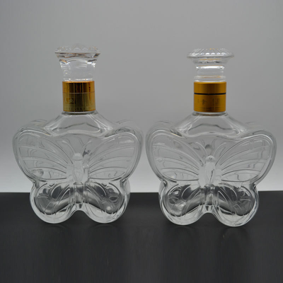 Impresión de logotipo Puede personalizar el alcohol blanco cristalino en una botella de vidrio en forma de mariposa de 0,5L