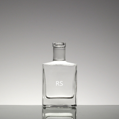 Impresión de logotipo Puede personalizar el alcohol blanco cristalino en una botella de vidrio en forma de mariposa de 0,5L