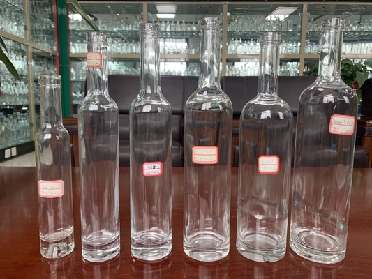 Botella de vodka de vidrio transparente de 1L con manipulación de superficie de helado y otro proceso profundo