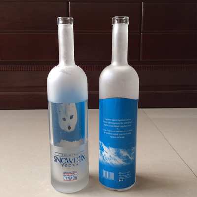 Botella de vodka de vidrio transparente de 1L con manipulación de superficie de helado y otro proceso profundo